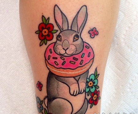 小腿卡通可爱的兔子花朵彩色纹身图案