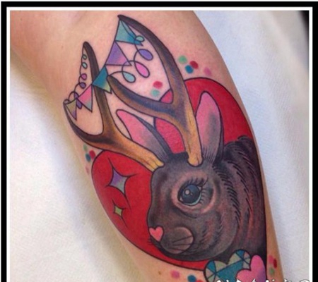 彩色漫画风格的兔与鹿角心形手臂纹身图案