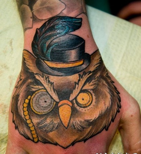 手背有趣的彩色绅士猫头鹰纹身图案