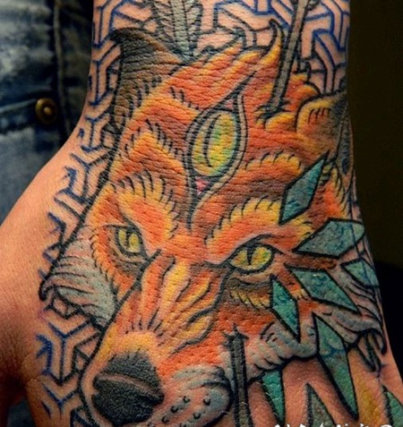 手背神秘设计的彩色狐狸纹身图案