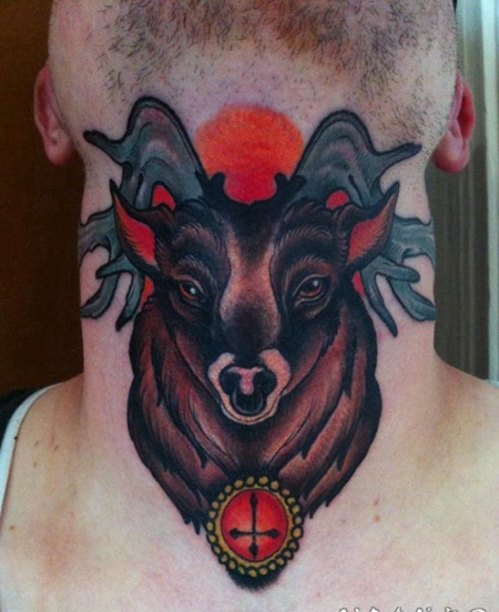 颈部彩色的鹿头动物纹身图案