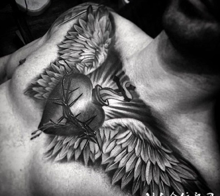渴望飞翔，胸部翅膀与心脏个性纹身