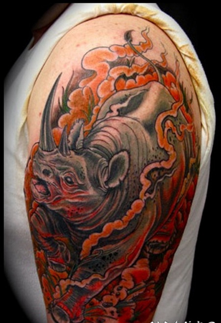 非常逼真的彩色动物犀牛大臂纹身图案