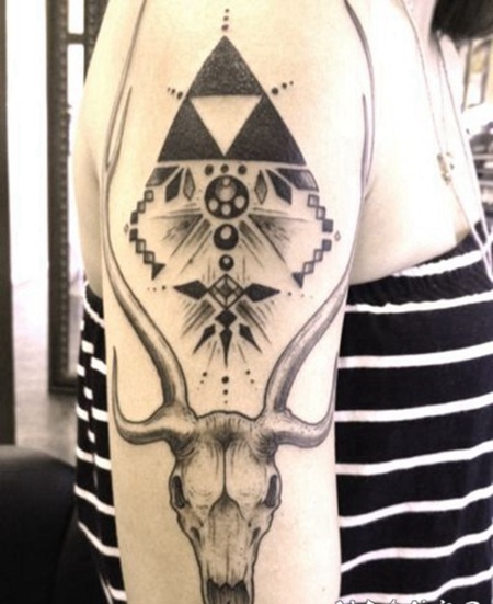 手臂部落风格几何与黑白羊头骨纹身图案