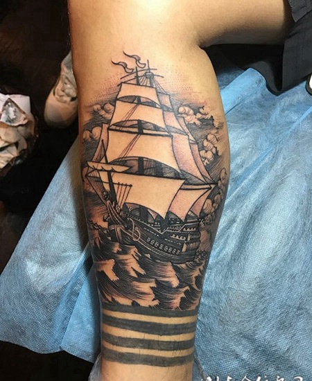扬帆远航，小腿创意帆船纹身
