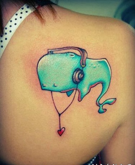 背部漫画风格彩色鲸鱼听音乐纹身图案