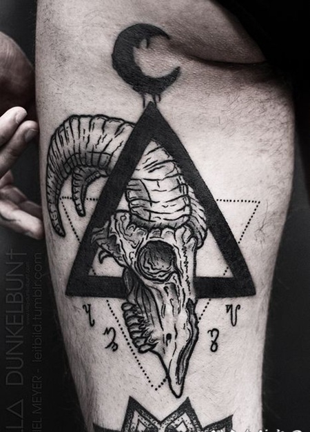 腿部惊人的神秘黑白三角形和羊头骨纹身图案