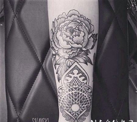花中王者，手臂牡丹与图腾点刺纹身