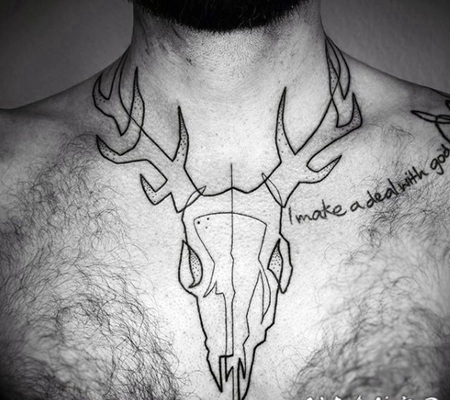 简单的黑色动物头骨与字母胸部纹身图案