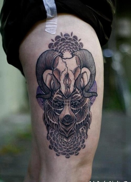 几何风格彩色羊头骨大腿纹身图案