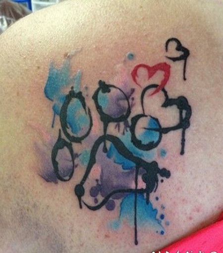 背部可爱的五彩泼墨动物脚印纹身图案