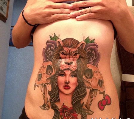 腹部神秘的吉普赛女郎和动物头骨狮子纹身图案