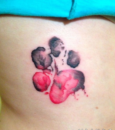 水彩画风格小动物脚印纹身图案