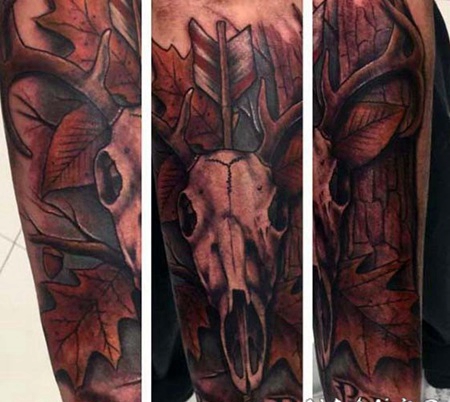 有趣的彩色羊头骨和箭头字母手臂纹身图案