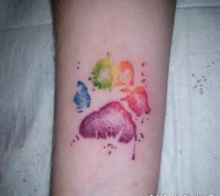 水彩画风格七彩小动物爪印手臂纹身图案
