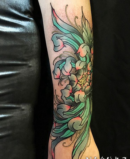 芬芳吐艳，手臂菊花彩绘纹身