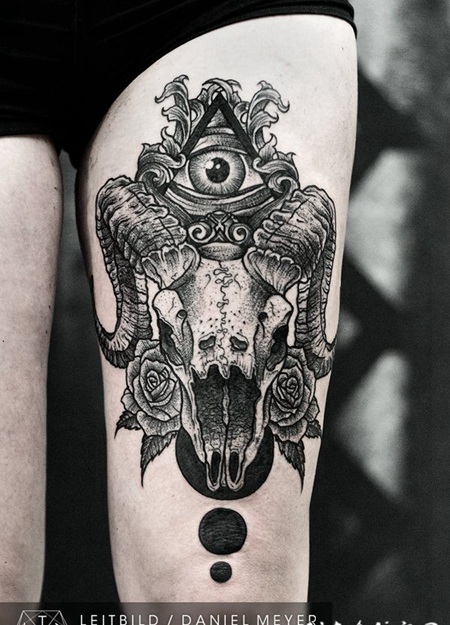 大腿黑白点刺羊头骨和眼睛纹身图案