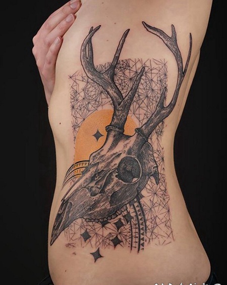 侧肋很棒的黑白动物头骨与装饰纹身图案