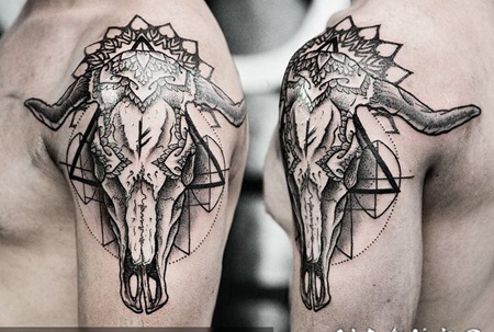 大臂黑白动物头骨与装饰纹身图案