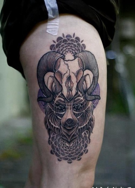 大腿五彩狼头与羊头骨和部落饰品纹身图案