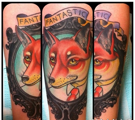 手臂彩色狐狸和英文字母纹身图案