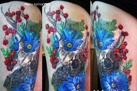 大腿非常逼真的羊头骨与各种花朵纹身图案