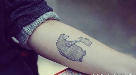 手臂黑色线条甜蜜的动物北极熊家庭纹身图案