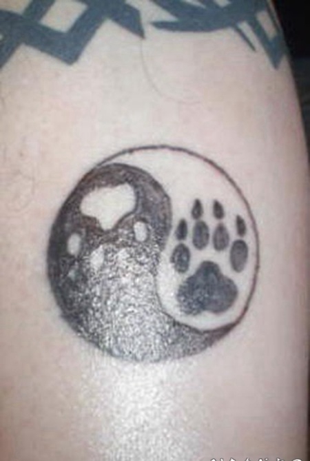 阴阳八卦与动物爪印黑白纹身图案