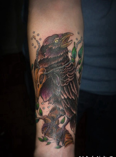 old school彩色大乌鸦与树叶和动物头骨手臂纹身图案