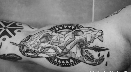 手臂动物头骨与血腥箭纹身图案