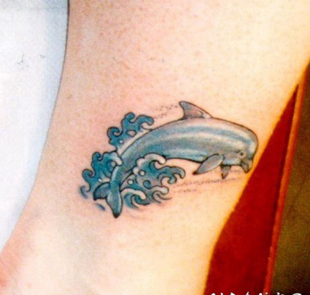 脚踝蓝色的小海豚纹身图案