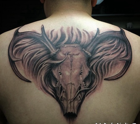 背部难以置信的幻想动物头骨与神秘雾纹身图案