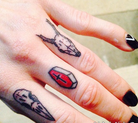 简单的彩色小动物头骨与棺材手指纹身图案