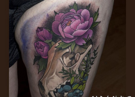 new school大腿动物头骨与鲜花纹身图案