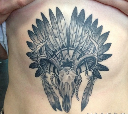 腹部印度风格的动物头骨与鸟类头盔纹身图案