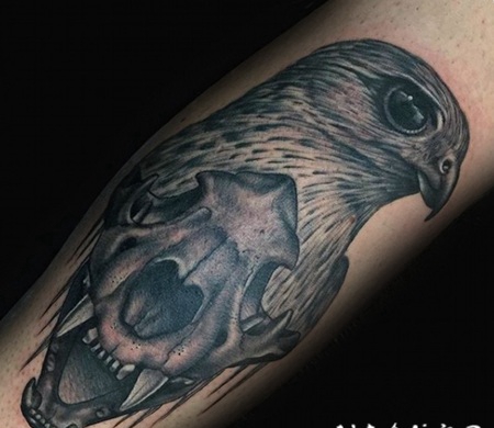 黑色鹰头和动物头骨组合小腿纹身图案