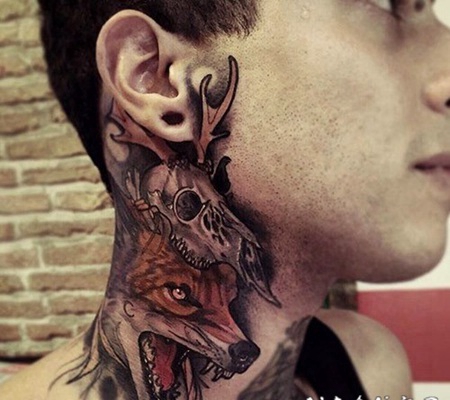 颈部多彩的邪恶狐狸与动物头骨纹身图案