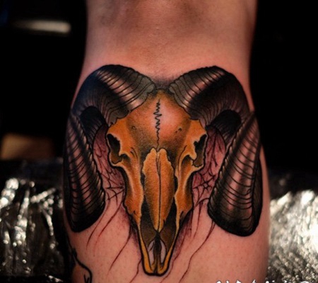 小腿彩绘个性的羊头骨纹身图案