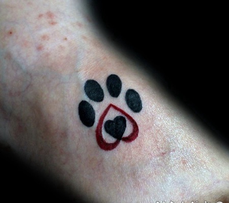 可爱的动物爪印和心形纹身图案