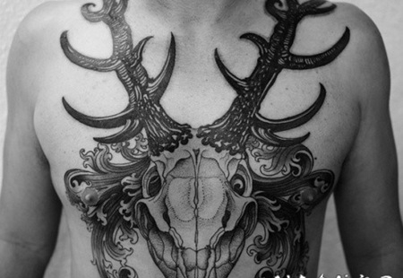 惊人的黑白神秘麋鹿头骨胸部纹身图案
