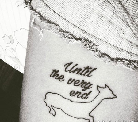 黑色字母和动物轮廓大腿纹身图案