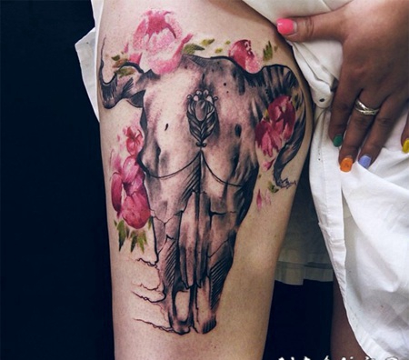 大腿彩色漂亮的动物头骨与花朵纹身图案