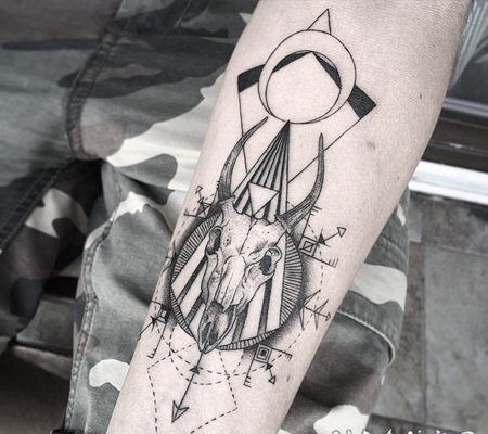独特的黑色羊头骨结合各种标志手臂纹身图案