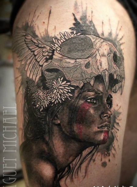大腿彩色部落女性与动物头骨头盔纹身图案