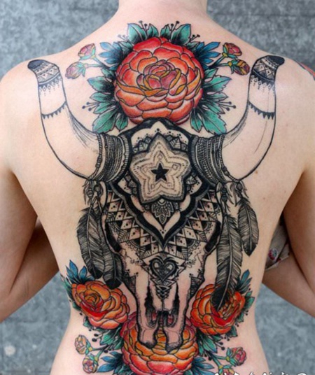 华丽的印度风格羊头骨与花朵彩色纹身图案