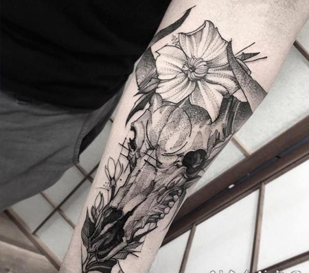 雕刻风格黑色点刺羊头骨和花朵手臂纹身图案