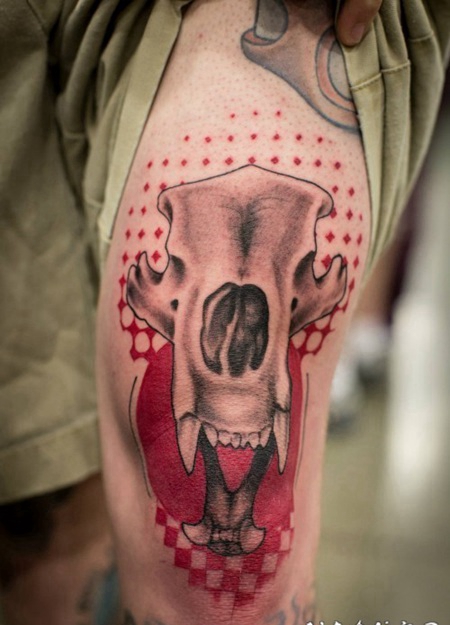 大腿动物头骨与红色装饰纹身图案