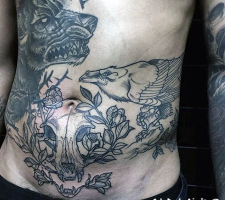 腹部黑色的乌鸦与动物头骨纹身图案