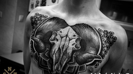 胸部黑色的羊头骨与各种饰品纹身图案