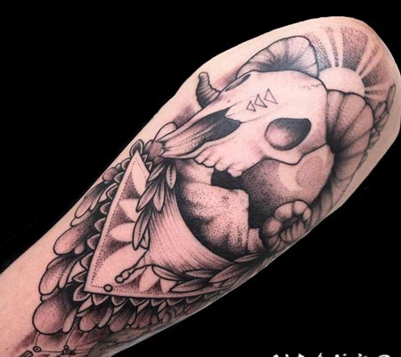 手臂点刺符号和羊头骨几何纹身图案